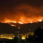 Imagen del incendio en una zona forestal de Castelldefels.