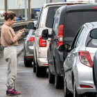 Una mujer maneja un teléfono móvil. efe