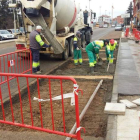 Los operarios de la brigada municipal de obras se encargan de la reparación del vial. DL