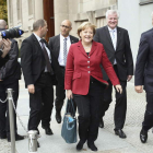 Merkel, en el centro, tras la tercera reunión con los socialdemócratas.