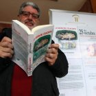 El autor, con su novela, ‘La raspa del celacanto’.