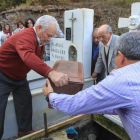 Adriana Fernández (izquierda) observa la inhumación de los restos de su abuelo. A la derecha, Ceslestino y Antonio.