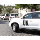 Vehículos de la ONU se dirigen a la zona donde tuvo lugar el supuesto ataque químico, este lunes en Damasco.
