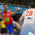 El internacional español Dujshebaev pugna por un balón con el jugador bielorruso Karvatski. SALVADOR SAS