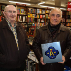 Miguel Martín y Ángel Fierro, ayer con el libro que acaban de editar.