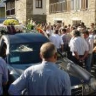Más de un centenar de vecinos acudieron ayer al entierro del fallecido en la iglesia de La Portela