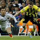 Iker Casillas consuela a Sergio Ramos tras consumarse la eliminación del Real Madrid a manos del Borussia Dortmund.