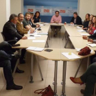 Los candidatos a las Cortes y responsables de los partidos judiciales, ayer en una reunión.