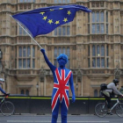 Un ciudadano británico contrario al brexit enarbola una bandera de la UE en Londres.
