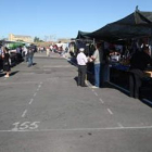 La explanada del antiguo desguace de Clarés, en la trasera del estadio, acoge el rastro.