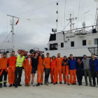 La tripulación del barco de rescate Alan Kurdi en el Dique del Oeste del puerto Palma de Mallorca.