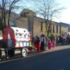 Caballos y carretas para un fiesta entre la feria y la romería.