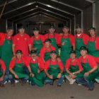 Los miembros de la «cuchipanda» que organiza la cena popular posan después de la celebración