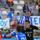 Samuel San José se anticipa a un rival en presencia de David Malo. La zaga pasó más apuros por los nervios que por las propias acciones de peligro del Amorebieta.
