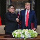 El presidente estadounidense, Donald Trump, y el líder norcoreano,  Kim Jong-un,  se estrechan la mano tras firmar una declaracion conjunta.