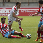 Josep Señé trata de irse de dos rivales durante el partido disputado en el Reino.