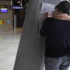 Una pasajera rellena una hoja de reclamaciones en el aeropuerto de León ante una cancelación de vuelos, hace 11 meses