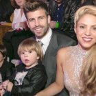 Shakira y Piqué, junto a sus hijos Milan y Sasha, el pasado día 1 por la noche, en Barcelona.