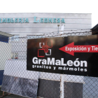 El cartel con el nombre de la nueva empresa, en las instalaciones de Marmolería Leonesa
