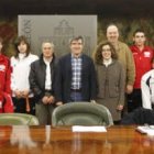 Foto de familia con los nadadores en el Ayuntamiento.