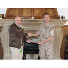 Omar Nazir entrega el diorama al coronel director de la Base Aérea. DL