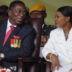 Emmerson Mnangagwa y su esposa, Auxilia, durante la ceremonia de investidura, en Harare (Zimbabue), el 24 de noviembre.