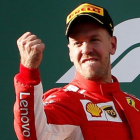 El alemán Sebastian Vettel celebra su victoria de hoy, en Australia, ante el poderoso Lewis Hamilton