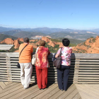 Imagen de archivo de unos turistas que observan el paisaje de Las Médulas desde el mirador de Orellán. ANA F. BARREDO