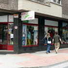 Los comerciantes denuncian que el cliente, además de abonar el tique, tiene que estar pendiente de renovarlo.