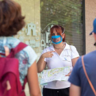 Celia Perís, una guía turística, con las mascarillas inclusivas, durante un recorrido en Sagunto. DOMENCHE CASTELLÓ