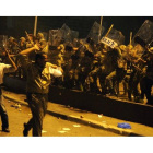 Manifestantes tirando piedras a la policía en la plaza Tahrir, hoy