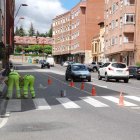 Dos operarios municipales trabajan en la avenida Párroco Pablo Díez de Trobajo del Camino.