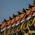 Soldados del Ejército de Liberación Popular participan en la ofrenda a los Héroes del Pueblo. WU HONG