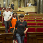 Diputados de la CUP, con Anna Gabriel al frente, abandonan el hemiciclo del Parlament tras rechazar los presupuestos.