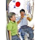 El astronauta japonés, Takao Doi, juega con el boomerang en la EEI