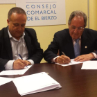 Gerardo Álvarez Courel y Damián Tascón firmaron el convenio. DL