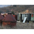 Los vagones, uno de ellos centenario, se encuentran completamente deteriorados ocho años después de su restauración.