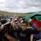 Jóvenes palestinos llevan el cuerpo de un compatriota asesinado por el Ejército israelí.