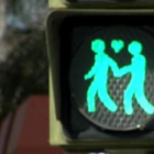 El Ayuntamiento de Madrid ha comenzado a cambiar 288 lentes de semáforos para llevar a la casilla de peatones a mujeres y a parejas, tanto heterosexuales como homosexuales, con motivo del próximo World Pride pero con vocación de permanencia. Se han compra