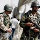 Soldados iraquíes hacen guardia a la entrada del barrio Sadr City, en Bagdad
