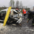 Una ambulancia del 112 presta asistencia en un accidente en la ronda en una imagUna ambulancia del 112 presta asistencia en un accidente en la ronda en una imagen de archivo.