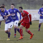 Sampedro se lleva el balón a pesar de la oposición de un jugador del equipo burgalés. FERNANDO OTERO