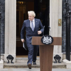 Boris Jhonson sale del 10 de Downing Street para anunciar, ayer, que dimite como primer ministro británico. TOLGA AKMEN