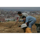 Arriba, excavaciones en Puente Castro. Abajo, Carmen Gómez y los restos de la sinagoga de Ponferrada (fotografía de Juan B. Cobo).
