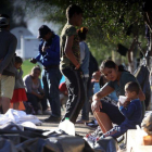 Migrantes permanecen en un albergue de la ciudad de Tijuana. Mexico deporto a 98 migrantes que presuntamente protagonizaron una trifulca al romper un cerco de la Policia Federal en la ciudad de Tijuana con el afan de cruzar la frontera con Estados Unidos.