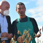 El consejero, a la izquierda, visitó ayer una finca de soja en Salamanca. DL