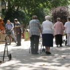 Un grupo de jubilados junto a una residencia de ancianos de Barcelona.