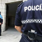 Agentes de la Policía Municipal a las puertas del Ayuntamiento