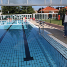 El concejal de Deportes y el alcalde, en la inauguración de las piscinas tras seis meses cerradas