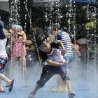 Niños jugando con una fuente en Toko, en plena ola de calor en Japón.